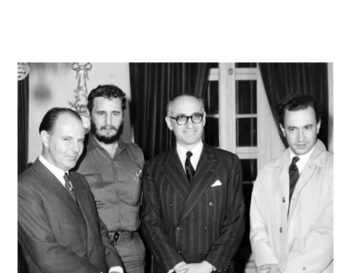 Fidel Castro de visita oficial en Buenos Aires, en mayo de 1959. En la foto de izquierda a derecha  Julio Aurelio Amoedo embajador argentino en Cuba , Fidel Castro , Arturo Frondizi y el ministro de relaciones exteriores Carlos Florit.